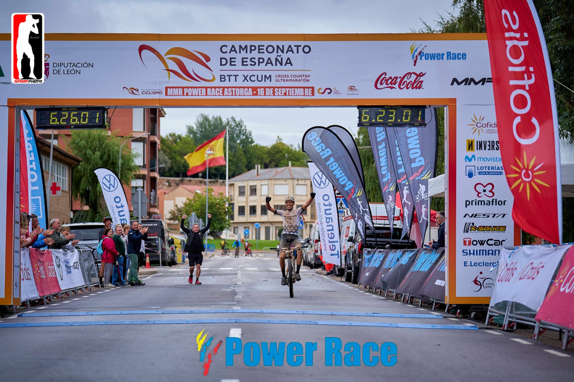 Vencedor cruzando con los brazos en alto el arco de meta del Campeonato de España en Astorga